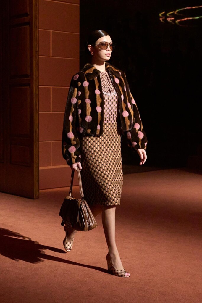 fendi donna nuova collezione sfilata milano moda donna per celebrare i 100 anni della maison italiana autunno inverno