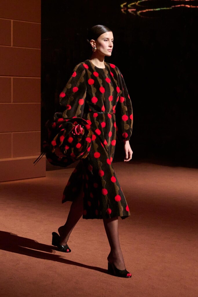 fendi donna nuova collezione sfilata milano moda donna per celebrare i 100 anni della maison italiana autunno inverno
