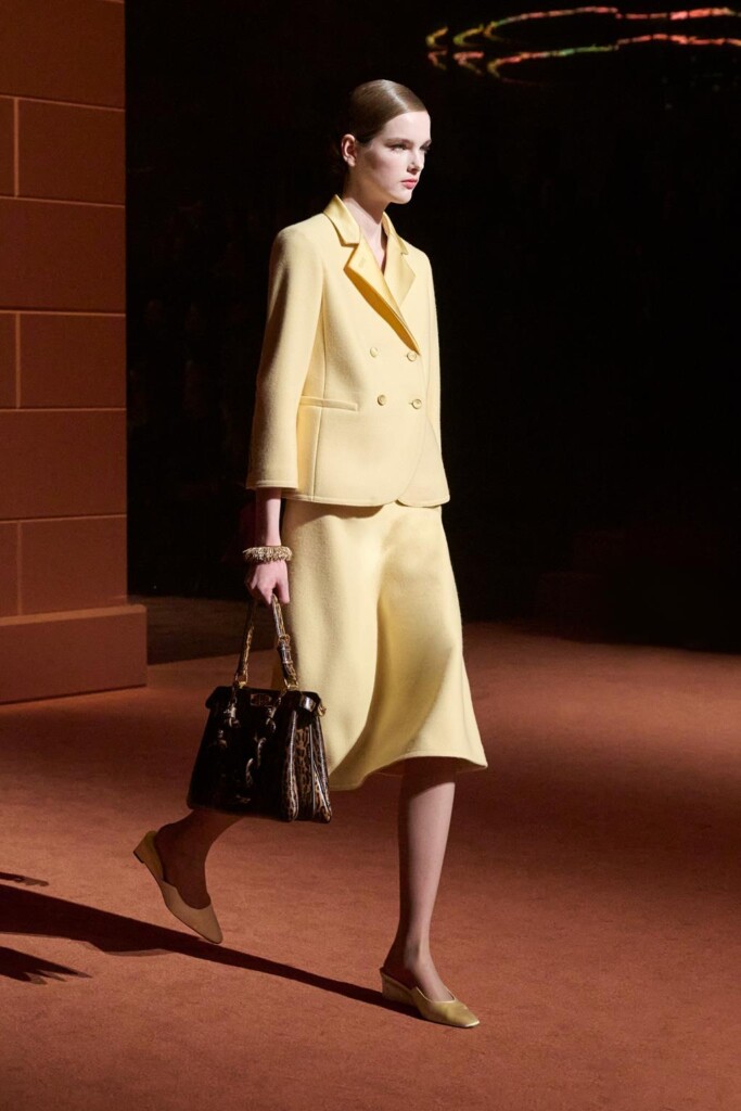 fendi donna nuova collezione sfilata milano moda donna per celebrare i 100 anni della maison italiana autunno inverno