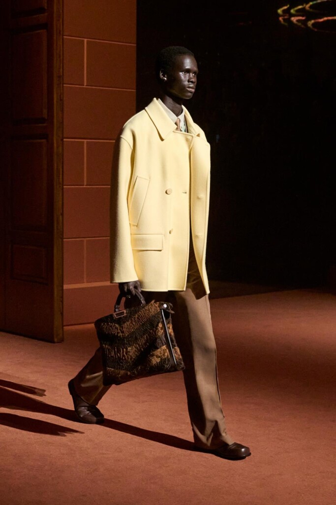 fendi donna nuova collezione sfilata milano moda donna per celebrare i 100 anni della maison italiana autunno inverno