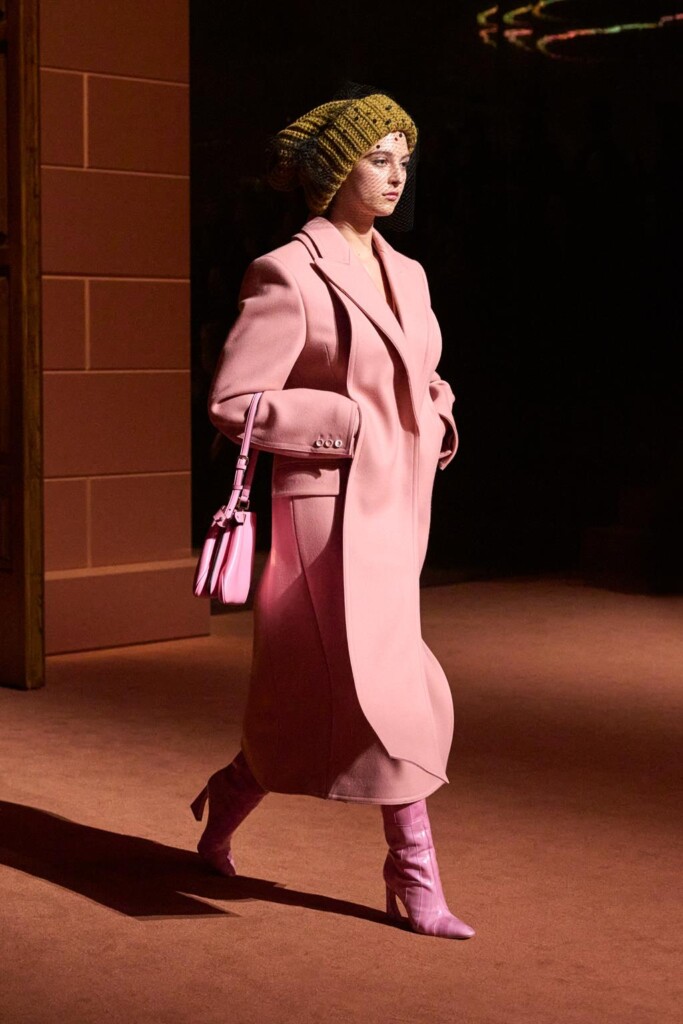 fendi donna nuova collezione sfilata milano moda donna per celebrare i 100 anni della maison italiana autunno inverno