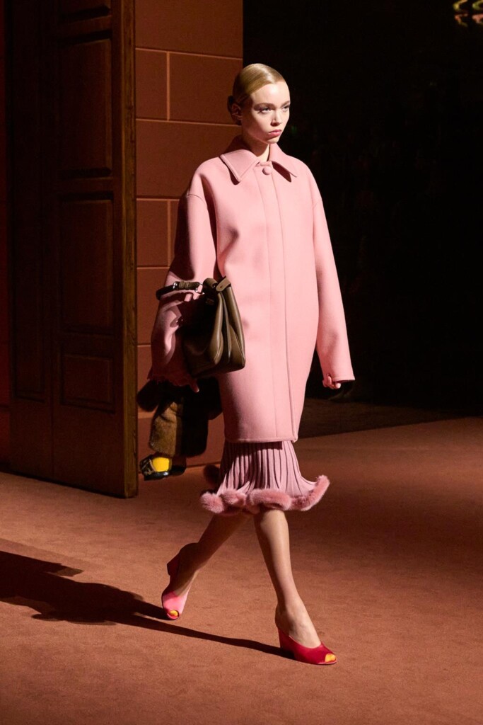 fendi donna nuova collezione sfilata milano moda donna per celebrare i 100 anni della maison italiana autunno inverno