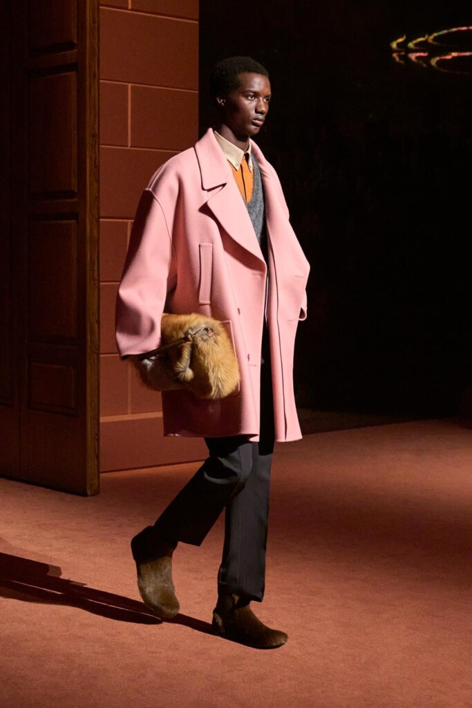 fendi donna nuova collezione sfilata milano moda donna per celebrare i 100 anni della maison italiana autunno inverno