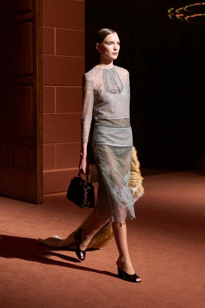fendi donna nuova collezione sfilata milano moda donna per celebrare i 100 anni della maison italiana autunno inverno
