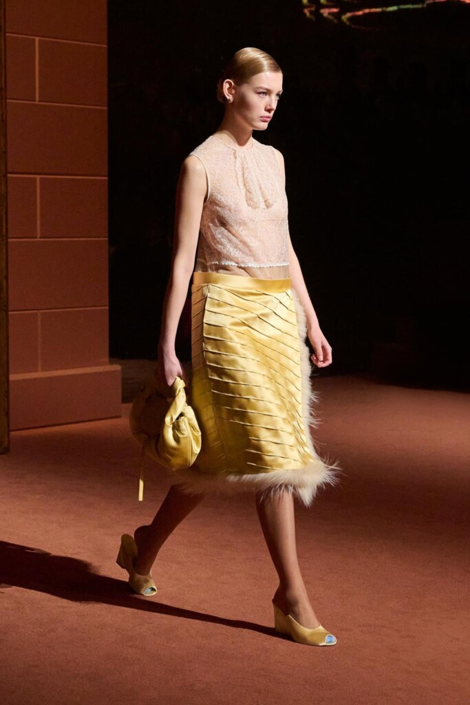 fendi donna nuova collezione sfilata milano moda donna per celebrare i 100 anni della maison italiana autunno inverno