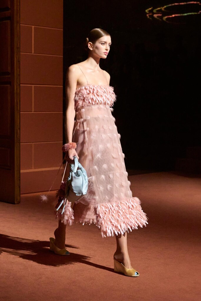 fendi donna nuova collezione sfilata milano moda donna per celebrare i 100 anni della maison italiana autunno inverno