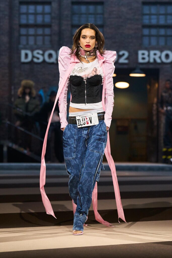 sfilata dsquared2 collezione autunno inverno 2025 celebra 30 anni brand milano fashion week foto
