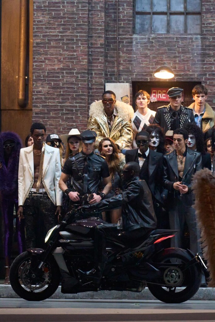 sfilata dsquared2 collezione autunno inverno 2025 celebra 30 anni brand milano fashion week foto