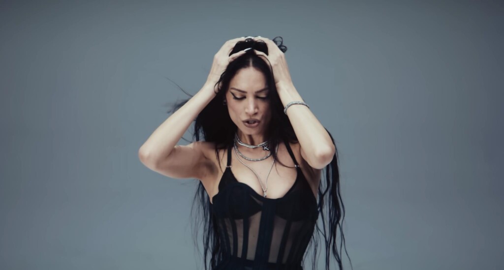 elodie-apm-monaco-gioielli-video-ufficiale-canzone-mi-ami-mi-odi