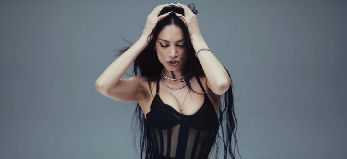 elodie-apm-monaco-gioielli-video-ufficiale-canzone-mi-ami-mi-odi