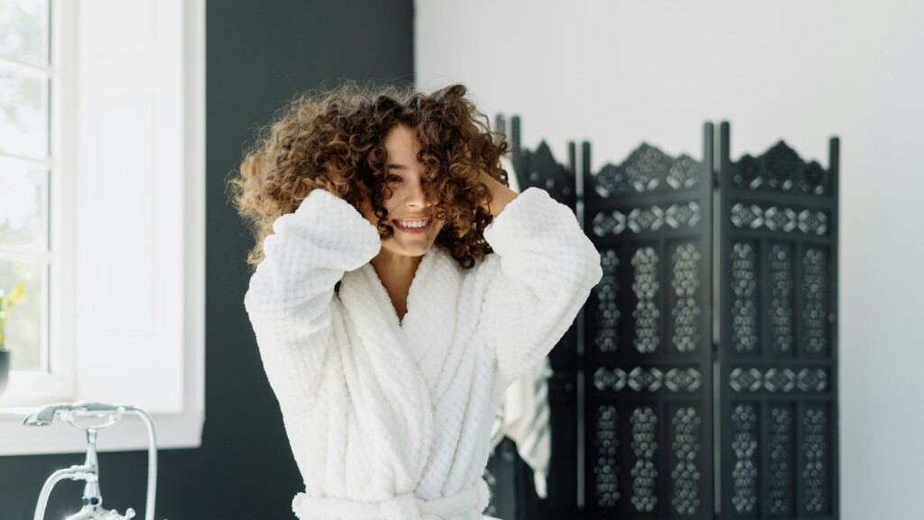 verdevero_fashiontimes_Come asciugare i capelli ricci per evitare il crespo 1