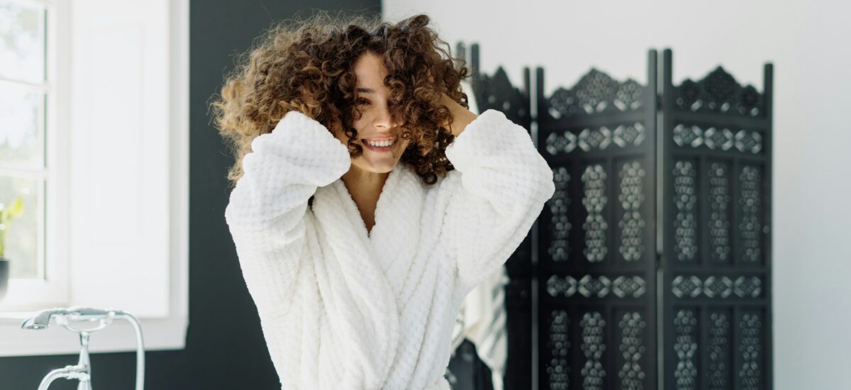 verdevero_fashiontimes_Come asciugare i capelli ricci per evitare il crespo 1