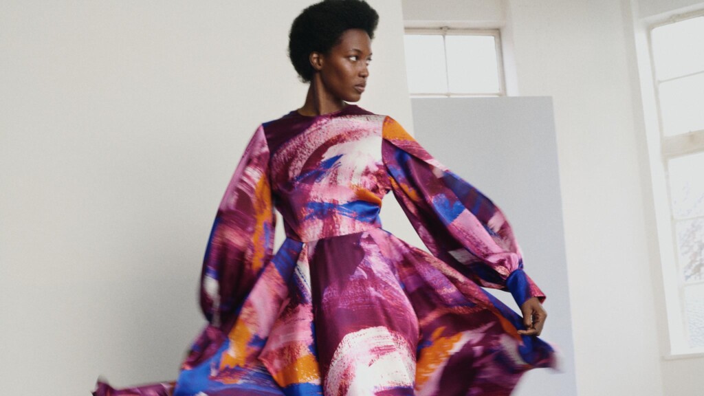 & Other Stories firma una capsule con Roksanda: abiti couture contemporanei tra arte, femminilità e colori ispirati ai cieli estivi.