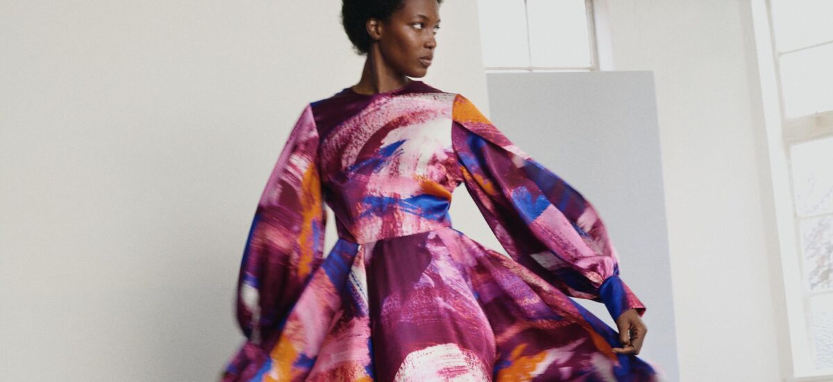 & Other Stories firma una capsule con Roksanda: abiti couture contemporanei tra arte, femminilità e colori ispirati ai cieli estivi.