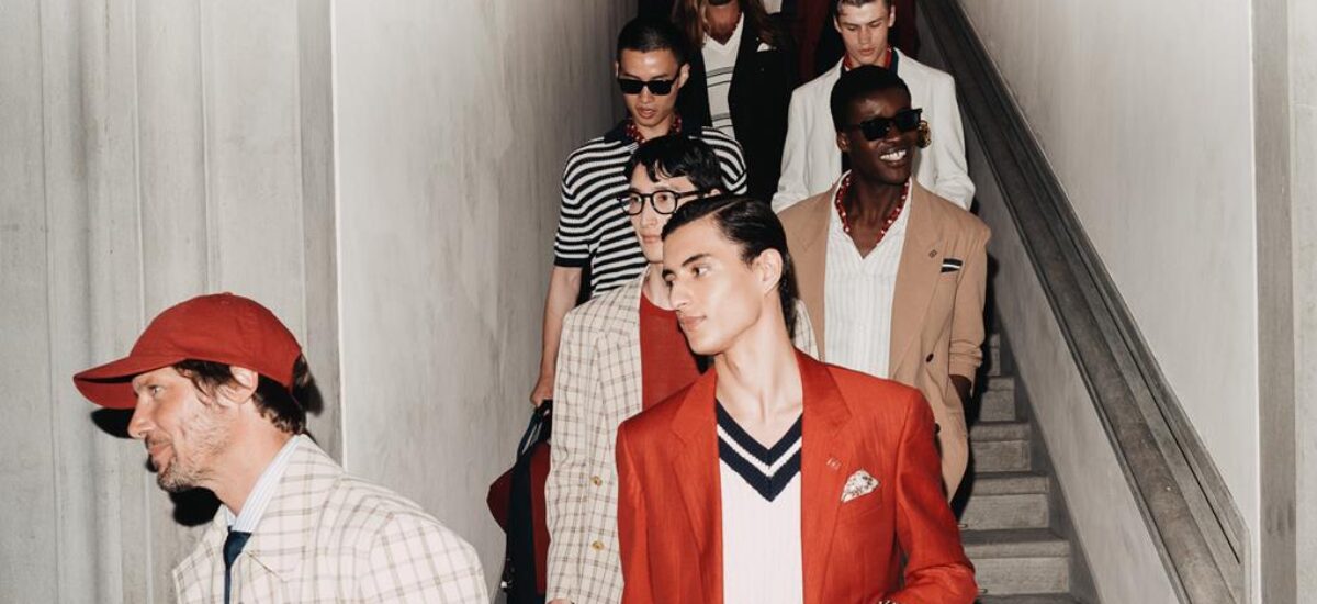 Tommy Hilfiger presenta la nuova collezione sartoriale maschile, unendo eleganza preppy e innovazione allo stile newyorkese.