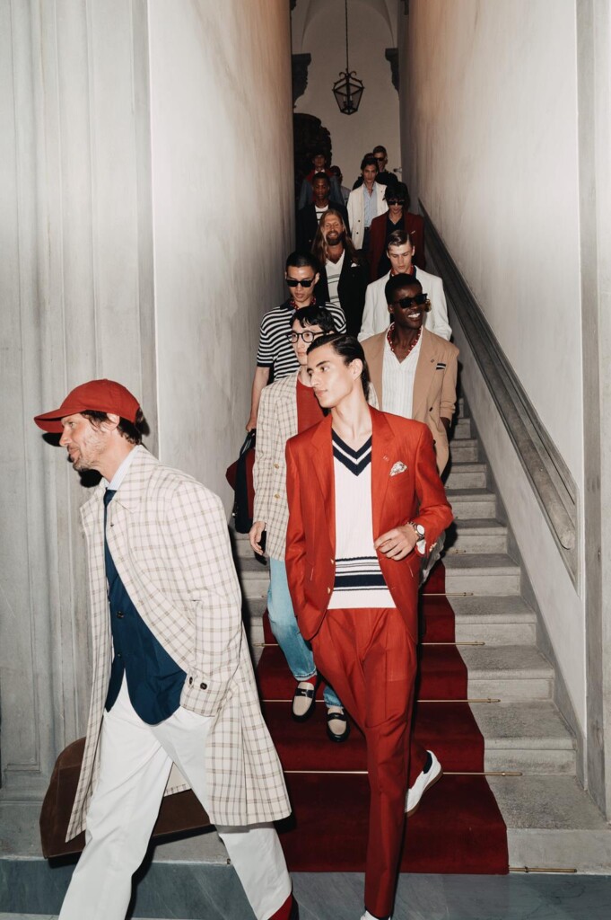 Tommy Hilfiger presenta la nuova collezione sartoriale maschile, unendo eleganza preppy e innovazione allo stile newyorkese.