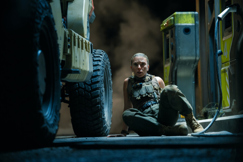 Scarlett Johansson is skilled covert operations expert Zora Bennett in JURASSIC WORLD REBIRTH, directed by Gareth Edwards. © Universal Studios. All Rights Reserved.