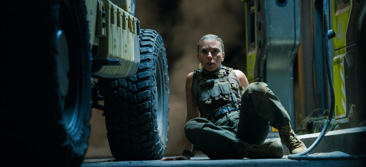 Scarlett Johansson is skilled covert operations expert Zora Bennett in JURASSIC WORLD REBIRTH, directed by Gareth Edwards. © Universal Studios. All Rights Reserved.